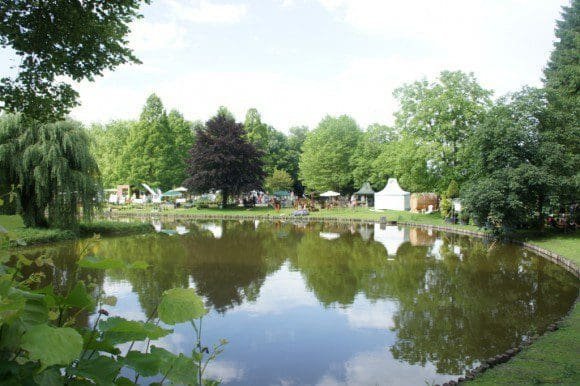 Neben Schönem, Nützlichem und Informativem für den Garten laden die Wasserburg und das einmalige Gelände als auch ein attraktives Rahmenprogramm mit Experten, stimmungsvolle Livemusik, Köstlichkeiten und ein Theater zum Verweilen ein.