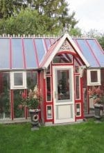 Das Gewächshaus fügt sich gut in den Garten sein.