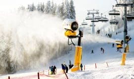 Ein Bild aus dem Jahr 2018 - Schnee-Erzeuger in Winterberg sorgen für Schnee - Foto: Wintersport-Arena Sauerland