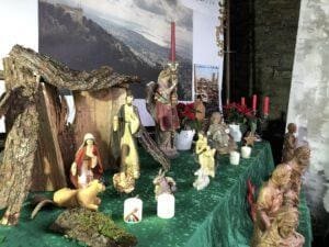 Die Weihnachtskrippe im Schlosshof von Haus Amecke in Sundern