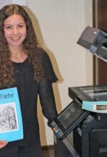Historikerin Franziska Müller vom Kreisarchiv scannt die alten Hefte des "Märkers" ein. Foto: Ulrich Biroth/Märkischer Kreis