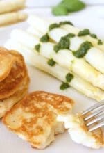 Spargel mit pesto und Kratzete