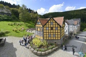 Das gelbe Tabakhaus ist das beliebteste Fotomotiv im LWL-Freilichtmuseum Hagen - Foto LWL