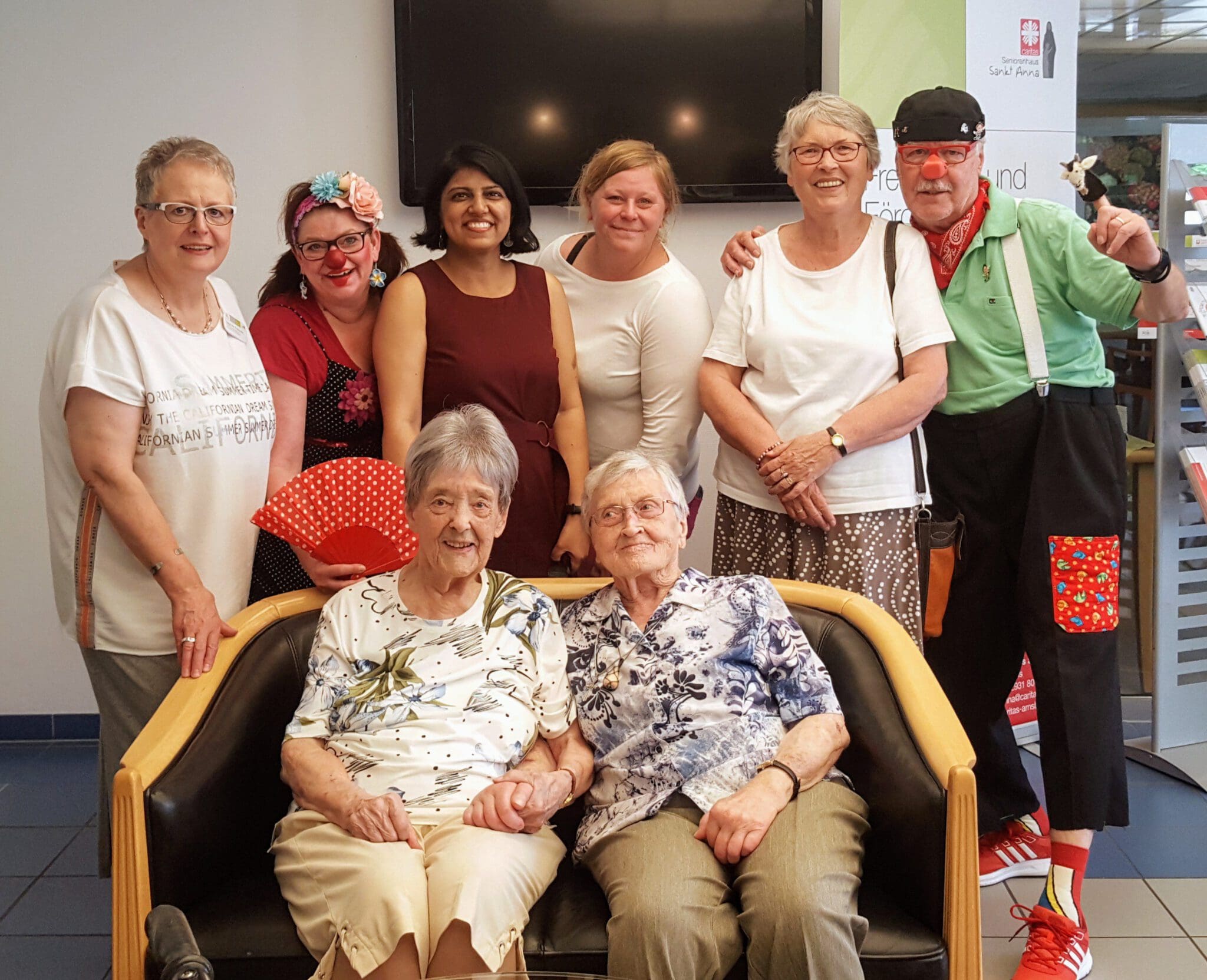 Priti Salian (4. v. li.) hat bei ihrem Besuch in Arnsberg auch Kontakte im Seniorenhaus Sankt Anna in Alt-Arnsberg geknüpft - Foto Priti Salian