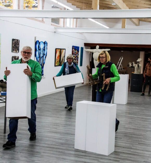 Mitglieder des Kunstvereins Brilon beim Aufbau der Ausstellung "Vielfalt" im Berghaus Stockum - Foto Kunstverein Brilon