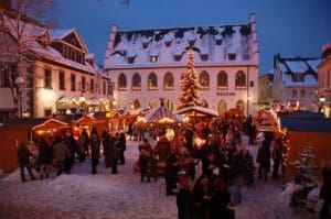 Szene vom Attendorner Weihnachtsmarkt in Vor-Corona-Zeiten - Foto Susanne Schnatz