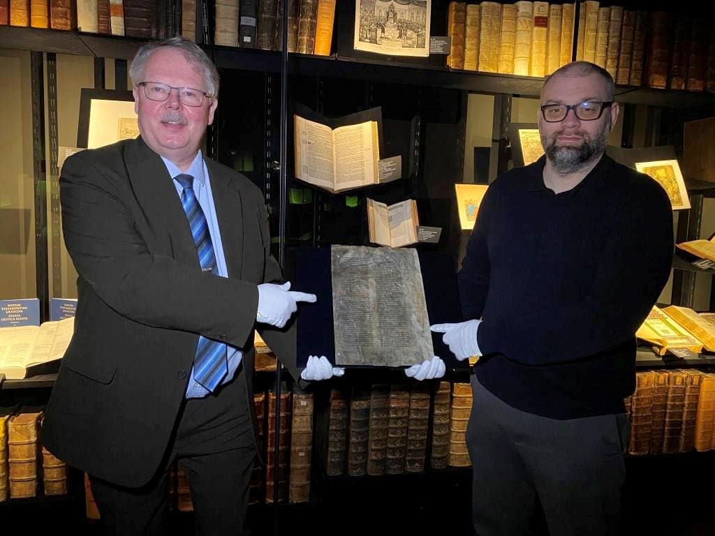 Bibelmuseum zeigt Seite aus Gutenberg-Bibel