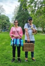 Sandra Schmitz und Martin Kaysh machen den Geierabend zwischen schattigen Bäumen und auf bunten Gratis-Picknickdecken. Foto - Geierabend