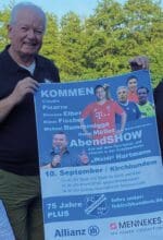 Laden für den 10. September zum Jubiläumstag „75 Jahre PLUS“ ein und freuen sich auf viele Besucherinnen und Besucher: v.l. FC Kirchhundem-Vereinsmaskottchen „Kicki“ sowie die Vereinsvorsitzenden Hartmut Baßenhoff und Georg Kaiser – Foto Remo Wutta / Mennekes