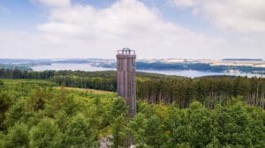 Vom Möhneseeturm aus zweigen mehrere Wanderwege ab. Foto - Tourismus NRW