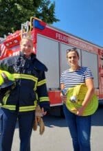Für die 1. Iserlohner Blaulichtmeile am 27. August 2022 im Einsatz: Feuerwehrfrau Freya Balk und Simone Korte vom Stadtmarketing - Foto Stadt Iserlohn