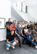 Eines von vielen Azubi-Fotos im Sauerland: Die neuen Azubis von Mennekes mit dem geschäftsführenden Gesellschafter Christopher Mennekes, Stephan Herzig und Christian Pickhan vom Team Ausbildung sowie Dietmar Spurk, Leiter Zentrales Personalwesen - Foto Annika Jentsch / Medienwerk