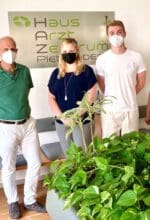 Medizinstudent Johannes Weiberg (r.) war als Famulant im Medizinischen Versorgungszentrum in Plettenberg im Einsatz - Foto Ulla Erkens/Märkischer Kreis