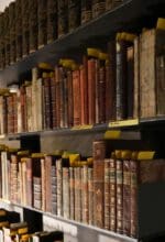 Schritt für Schritt zum fertigen Buch: Im Buchbindekurs des Klosters Dalheim erfahren die Teilnehmenden, wie Bücher in der Vergangenheit hergestellt wurden und fertigen ein eigenes Taschenbuch an - Foto LWL/Katharina Kruck