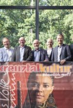 Das Campus Buschhütten der Fa. Achenbach Buschhütten wird Spielort für KreuztalKtltur 2023. Das Programm "Vol II" der Spielzeit 2022/23 wurde am 22. September vor Ort in der Ausweichspielstätte vorgestellt. Das Bild zeigt: Dr. Gabriele Barten (Achenbach Buschhütten Holding GmbH), Michael Kass (1. Beigeordneter Stadt Kreuztal), Peter Haub (Campus Buschhütten UG), Holger Glasmachers (Leiter des Kulturamts der Stadt Kreuztal), Jochen Schreiber (Kulturausschussvorsitzender), Tillmann Reusch (Sparkasse Siegen), Peter Imhäuser (Westenergie), Wolfgang Keller (Toyota Keller), Julia Messerschmidt (Krombacher Brauerei) - Foto KreuztalKultur