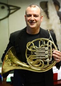 Maestro Alberto Cappiello: Das Foto zeigt den Hornisten beim Sanremo Festival. Am 18. September ist er in Warstein zu hören. © Manuel Migliorini / Adriapress