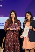 ns von der Südwestfalen Agentur (rechts) übergab den Arbeitgebermarketing Award an Lea Krüger von Medice - Foto Unternehmerverlag Südwestfalen GmbH