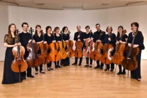 Die 12 Hellweger Cellisten stellen beim 10. Celloherbst am Hellweg die Vielfalt ihres Instrumentes vor. Foto - Volker Beushausen