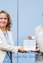Bundesumweltministerin Steffi Lemke zeichnete die Stadt Arnsberg als Aufsteiger des Jahres aus. Die Auszeichnung nahm Sebastian Witte vom Zukunfts- und Strategiebüro Nachhaltigkeit der Stadt Arnsberg in Berlin entgegen - Foto/Ausschnitt Christoph Wehrer / BMUV