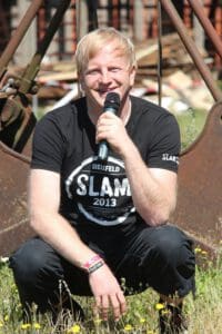 Marc-Oliver Schuster ist einer der beiden Moderatoren beim NRW-Poetry-Slam-Finale in Hagen - Foto Patrick Bockwinkel