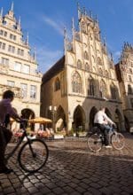 Positive Tourismuszahlen auch im Münsterland - hier das historische Rathaus. Dort ist der mit reichem Schnitzwerk versehene Friedensaal zu besichtigen, in 1648 mit dem Westfälischen Frieden europäische Geschichte geschrieben wurde - Foto Tourismus NRW e.V.