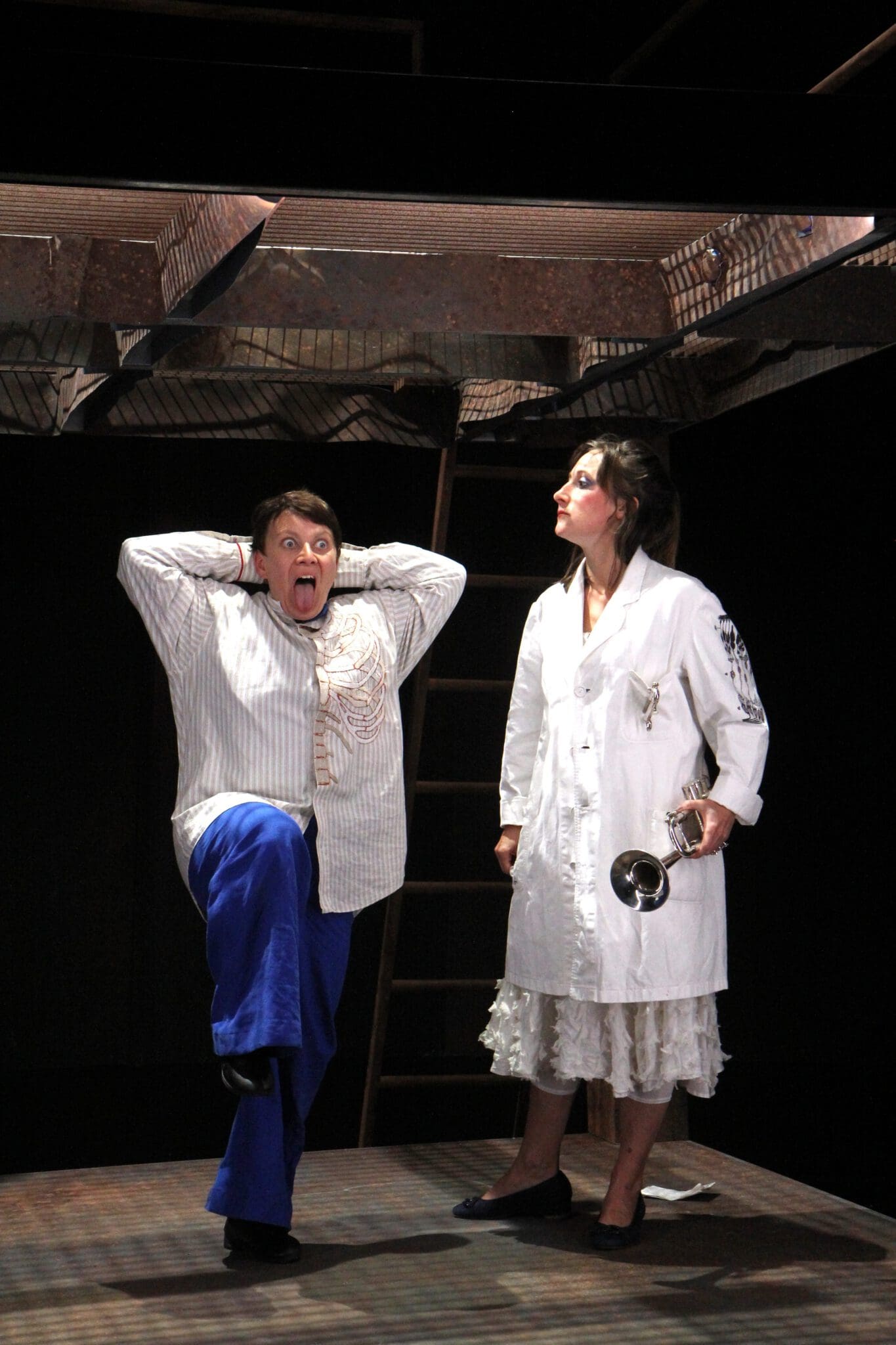 Szene aus der Woyzeck-Produktion des Theater Hagen - (vlnr): Kristina Günther und Aischa-Lina Löbbert - Foto Klaus Lefebvre
