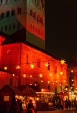 Der Soester Weihnachtsmarkt vor imposanter Grünsandstein-Kirchenkulisse öffnet am 21. November. Foto - Wirtschaft & Marketing Soest