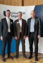 Die Gründer des Wissenschaftsgebiets Risk Governance an der Universität Siegen: Prof. Dr. Arnd Wiedemann (l.) und Prof. Dr. Volker Stein (r.), mit Prof. Mark Beasley (Mitte) aus den USA - Foto Universität Siegen