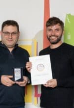 Gus Germany GmbH-CEO Sagi Hartov und Marketing-Director Christian Drongowski nehmen den Deutschen Bildungs-Award 2022 entgegen - Foto GUS Germany