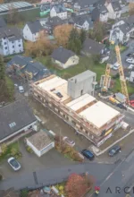 "Bauen mit Holz in Südwestfalen": In Balve entsteht ein Wohnbauprojekt mit 18 Wohneinheiten in zwei Gebäudeteilen. Der Treppen- und Aufzugskern wurde mit Fertigelementen aus Beton errichtet, das große Haus mit einem massiven Holzbausystem. Bauvorhaben dieser Art soll es künftig häufiger geben - Foto Archifaktur Lennestadt