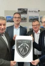 Peter Wilkenhöner (2. v. l.) und Rudolf Köhler (2. v. r.) – beide Peugeot Deutschland – gratulieren den Gebrüder Nolte Geschäftsführern Jörg Hallmanns (links) und Petra Pientka (rechts) zur Geschäftserweiterung mit Peugeot - Foto Gebrüder Nolte / Sabrina Mainz
