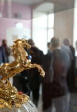 Unter anderem bei der Führung im Sauerland-Museum zu sehen: Goldenes Pferd mit Schmucksteinen auf Pokal - Foto HSK//Dr. Paulus Decker