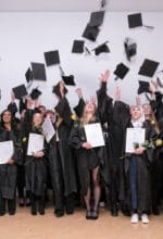 Drei Jahre nach der Einführung des neuen Studiengangs „Digital Biomedical and Health Sciences“ an der Universität Siegen haben die ersten Studierenden ihre Abschluss-Urkunde in der Hand und ihren Bachelor-Hut auf und - kurzzeitig - auch über dem Kopf - Foto Universität Siegen