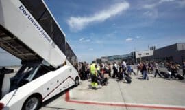 dortmund-airport-vorfeld-einstieg-passagiere-300dpi