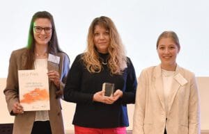 Dr. Eva Hoffart (Mitte) von der Univeristät Siegen nahm den Preis für die MatheWerkstatt bei der Lela-Jahrestagung in Göttingen entgegen. Begleitet wurde sie von den studentischen Hilfskräften Janika Bosniakowsky und Louisa Borkenhagen - Foto Uni Siegen