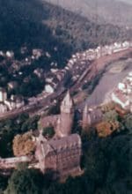 Der Film "Das Bergland zwischen Ruhr und Sieg" zeigt historische Luftaufnahmen aus Südwestfalen wie hier die Burg Altena mit der gleichnamigen Stadt und dem Fluss Lenne im Hintergrund - Foto LWL