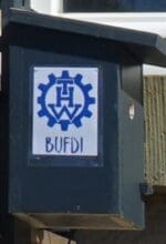 "Bufdis" vom Bundesfreiwilligendienst haben beim THW in Arnsberg einen Meisten-Nistkasten mit "smartem" Innenleben gebaut - Foto Karin Schröder (THW)