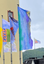 Kunst im öffentlichen Raum - Der Kunstverein Siegen zeigt von 12. Mai bis 29. Juni 2023 die Ausstellung "Happiest Places" - Unter anderem zu sehen sind Fahnen vom Raul Walch - Foto Kunstverein Siegen