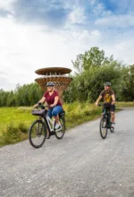 Eine Radfahrerin und ein Radfahrer unterwegs auf der EntdeckerRoute Wasser.Wege.Winkel - Foto Sauerland-Tourismus e.V. / sabrinity.com