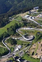 Die Veltins-EisArena in Winterberg ist am 24. Juni 2023 Ort einer Lauf-Premiere -. dem BobbahnRun. Unter anderem gilt es im Eiskanal 120 Höhenmeter zu bewältigen - Foto Christoph Hast