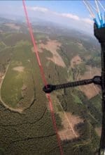 Stefan Tillmanns Blick vom Gleitschirm aus übers Sauerland: „Das Gefühl dort oben ist einfach unbeschreiblich..“ - Foto Stefan Tillmann