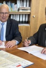 Internationales Brass Festival "Sauerland Herbst" - Künstlerischer Leiter Prof. Thomas Clamor (r.) und Landrat Dr. Karl Schneider bei der Unterszeichnung der Vertragsverlängerung - Foto HSK