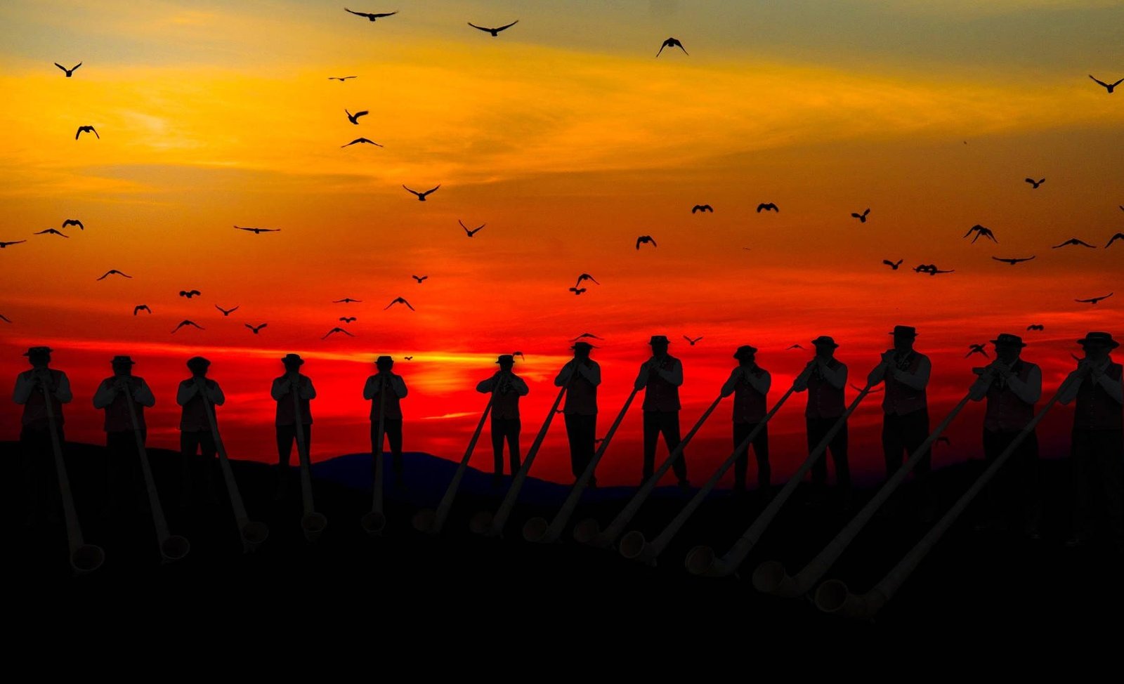 Ein Symbolfoto zum Thema Alphornklang. Alphörner erklingen im Juni auch auf dem Ettelsberg in Willingen - Foto von G.C. from Pixabay
