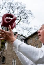 Künstler Manfred Webel mit einer Bewegungsskulptur. Gäste und Mitmachmotivierte sind in Siegen vom 24. Juni bis 2. Juli 2023 bei Mitmachkunst und Namenssuche willkommen. "Alle sind eingeladen, einer der Stadt gewidmeten Bewegungsskulptur einen treffenden Namen zu geben", heißt es in der Einladung aus dem Siegerlandmuseum - Foto Siegerlandmuseum