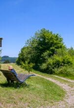 Auf dem Waldsofa an der Nordhelle kann man Gedichten über die Wolken lauschen - Foto:Katerina Kuznetcowa und Alexander Edisherov
