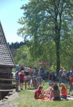 Chillen auf dem Außenglände der Wendener Hütte steht am 23. Juli 2023 unter anderem beim Sommerschmieden auf dem Programm - Foto Wendener Hütte