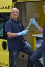 Milan Toups (r.) und Ehrenamtler Georg Stüker führen beim Termin in Wicklede die Grunduntersuchung von Nitrat-, Säure- und Salzgehalt im Labormobil gegen eine Kostenbeteiligung von 12 € durch - Foto Marc Gater/ VSR-Gewässerschutz e.V
