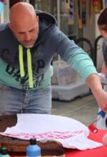 Zur 20. HanseNacht am Freitag, 4. August 2023, verwandelt sich der Alte Markt in ein Street-Art-Design-Studio. Dann wird die T-Shirt-Aktion mit dem Motiv des Attendorner Stadtwappens wiederholt.