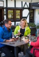 Einkehr am Wegesrand, das gibt es bei E-Bike-Touren im Sauerland. Auf zwei Angebote macht das Schmallenberger Sauerland aufmerksam - Foto Sabrinity