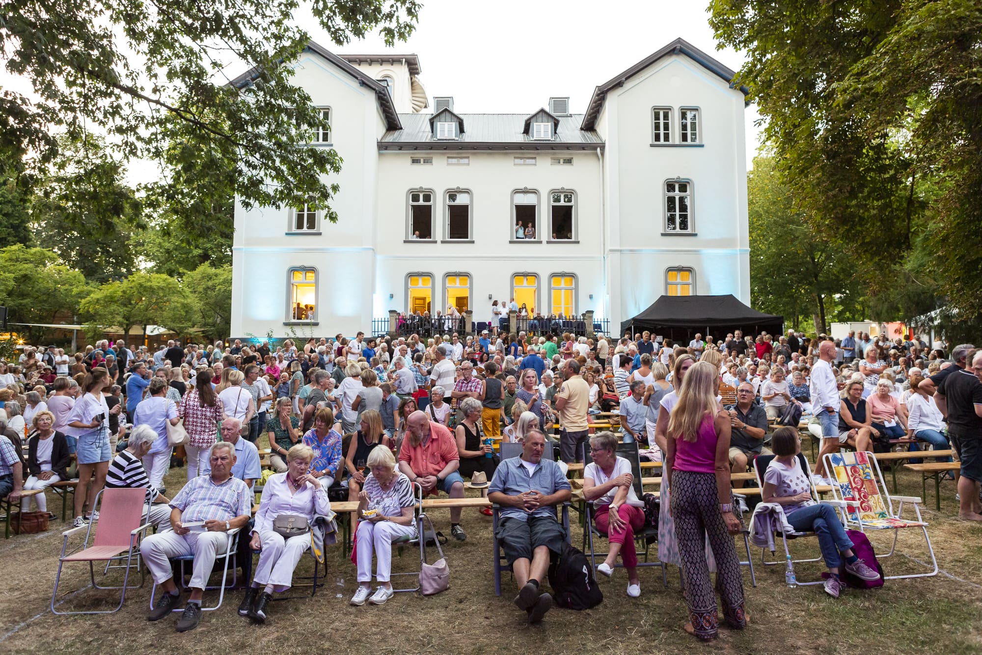 Kreuztaler Klassik-Open-Air-Konzert: Auf Wunsch eigene Stühle mitbringen. Doch bitte mit rasenschonendem Unterbau - Foto KreuztalKultur